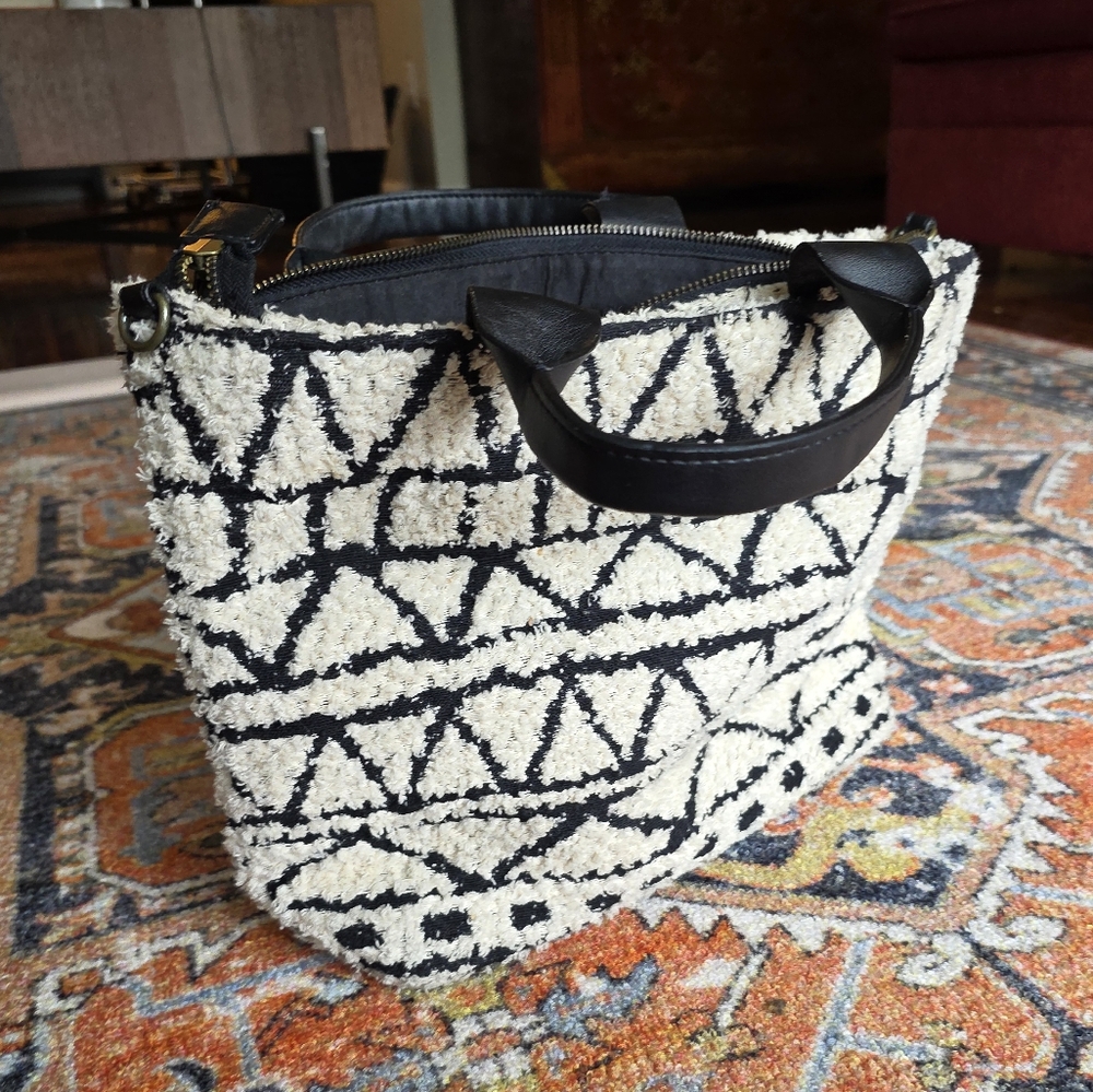 Universal Thread Women's Black And WhiE Tote Handbag